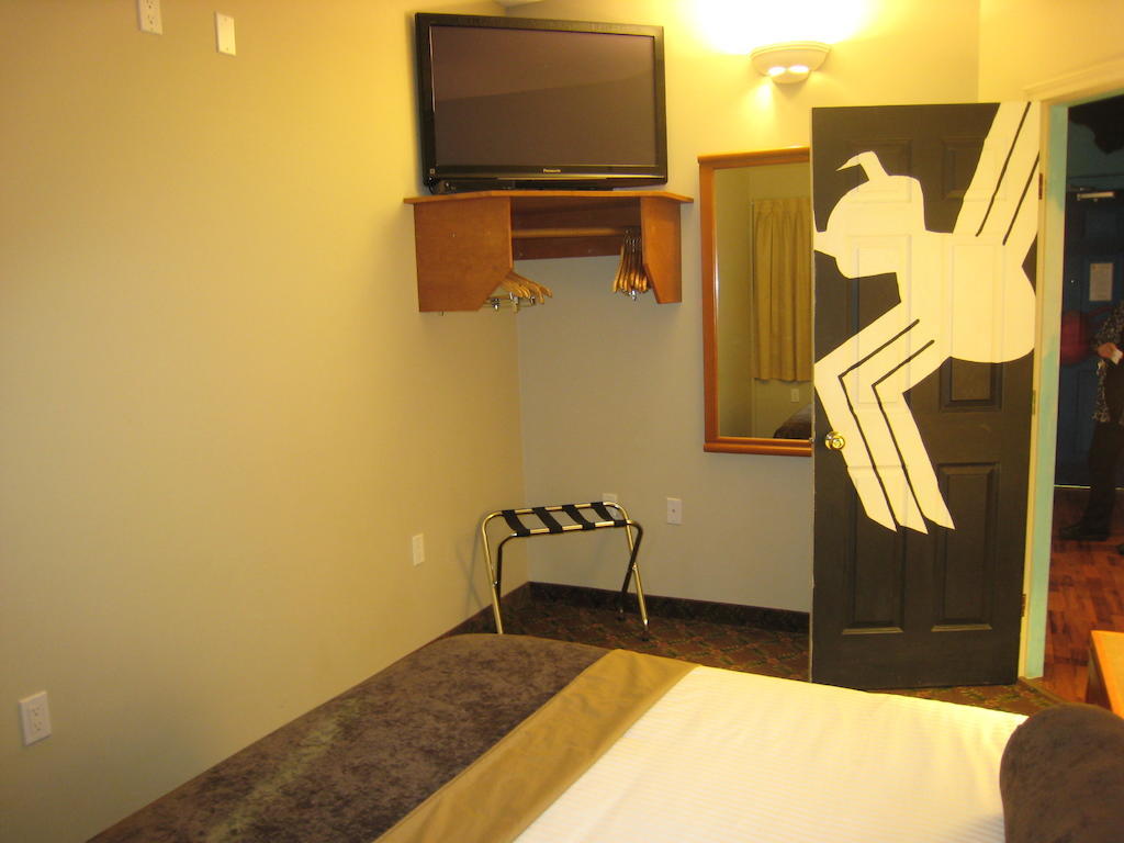 Super 8 By Wyndham Castlegar Bc Hotel Exterior photo